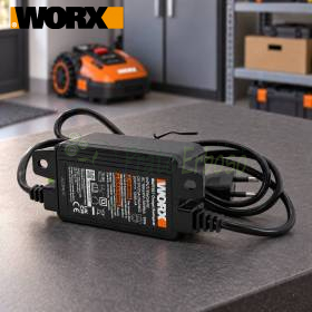 Alimentatore Worx WA3750.1 20V con cavo e spina su piano di lavoro in garage
