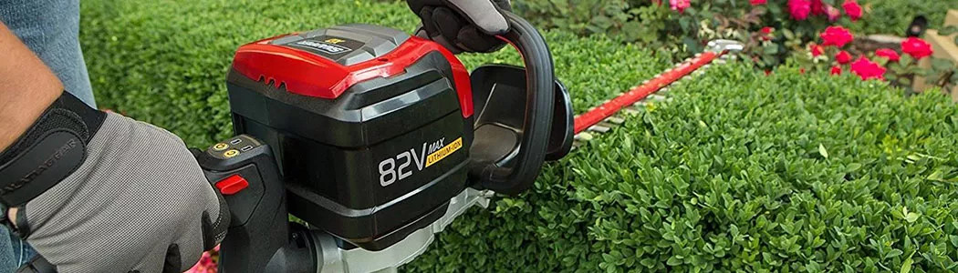Battery-powered hedge trimmer